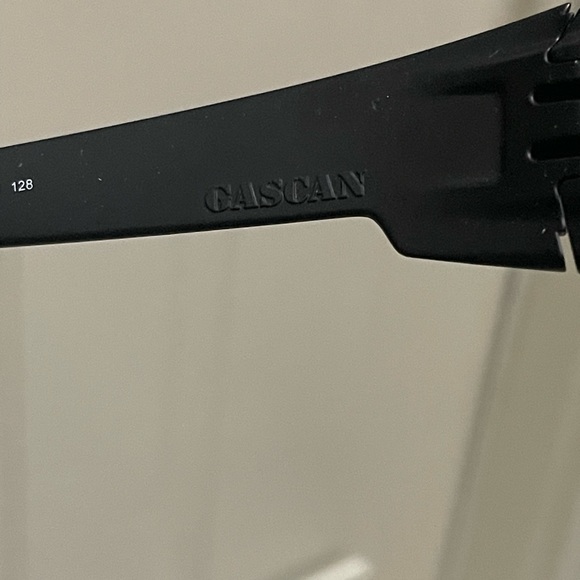 2 pair of polarized Oakley sunglasses - Picture 5 of 10